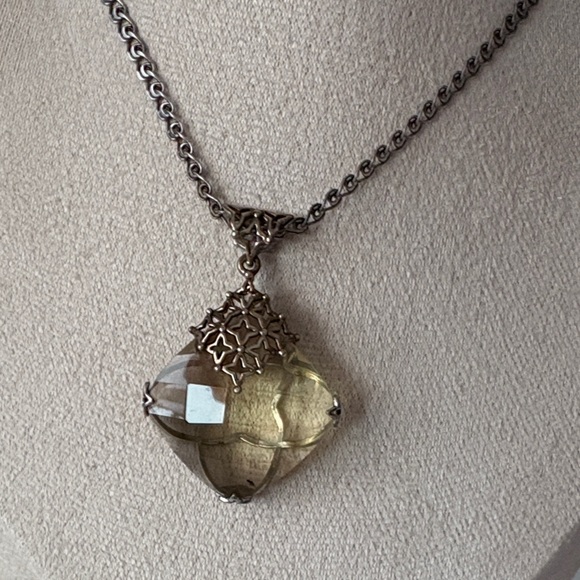 Jewelry - Elegant Silver Necklace with Yellow Gemstone